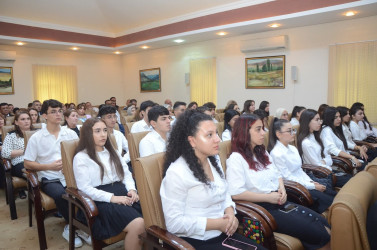 Ali məktəblərə qəbul imtahanlarında yüksək bal toplayan tələbə adını qazanmış məzunlarla görüş