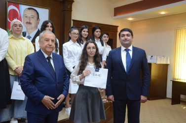 Ali məktəblərə qəbul imtahanlarında yüksək bal toplayan tələbə adını qazanmış məzunlarla görüş