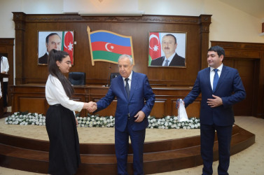 Ali məktəblərə qəbul imtahanlarında yüksək bal toplayan tələbə adını qazanmış məzunlarla görüş