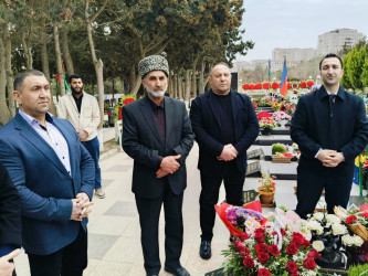 Şəhid İsgəndərov İlkin Camal oğlunun doğum günü münasibətilə məzarı ziyarət olundu