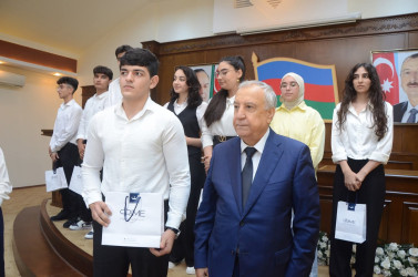 Ali məktəblərə qəbul imtahanlarında yüksək bal toplayan tələbə adını qazanmış məzunlarla görüş