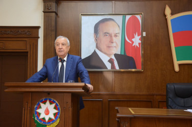 Ali məktəblərə qəbul imtahanlarında yüksək bal toplayan tələbə adını qazanmış məzunlarla görüş